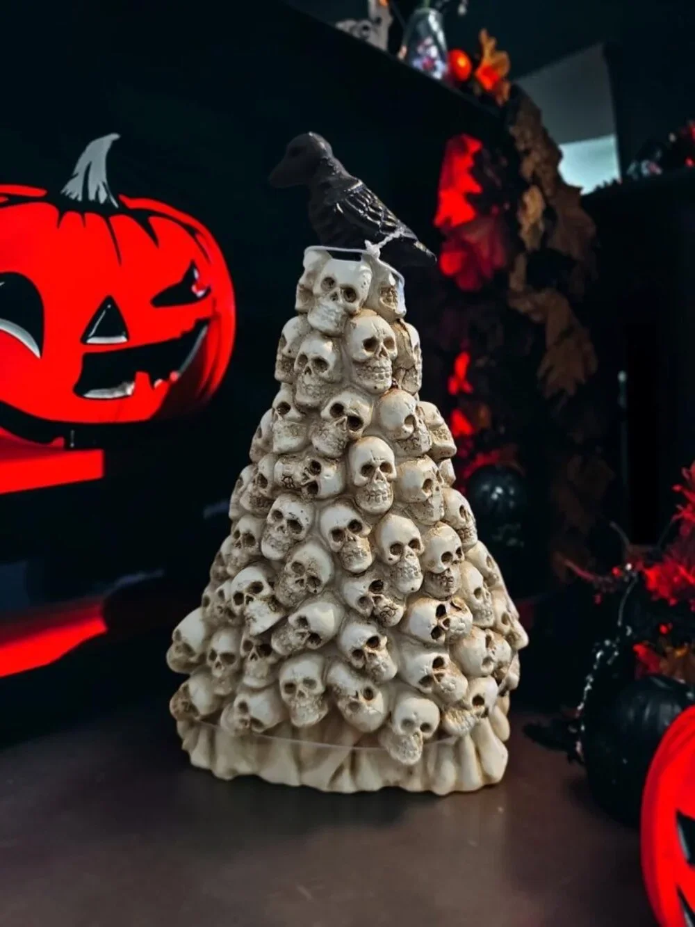 Halloween Skull Tree LED – Stacked Skulls with Crow Figurine – Spooky Gothic Déc